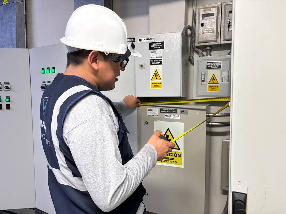 Técnico con EPP realizando mediciones