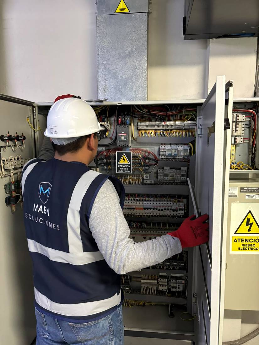 Técnico de MAEN en un tablero eléctrico