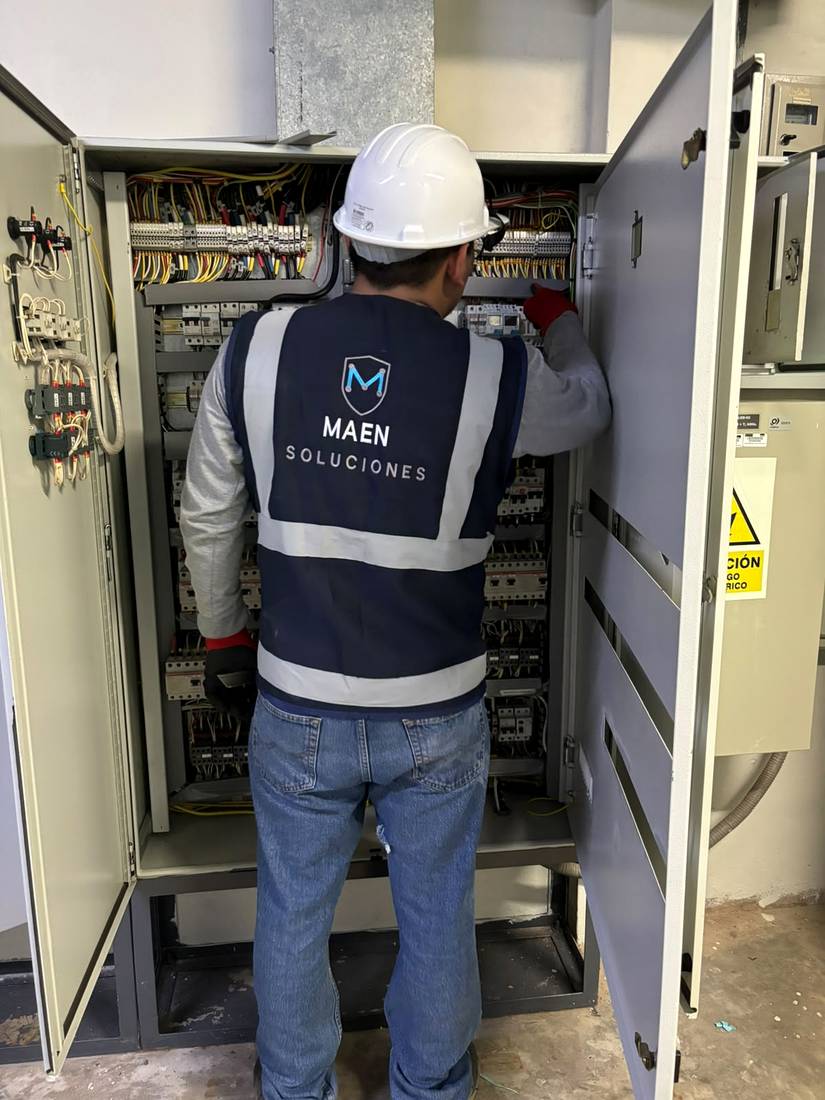 Técnico de MAEN trabajando en tablero general