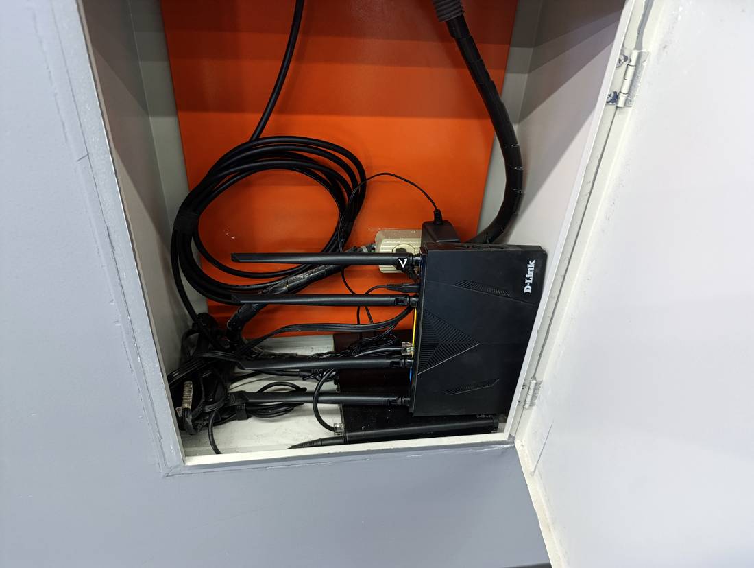 Gabinete con player y router