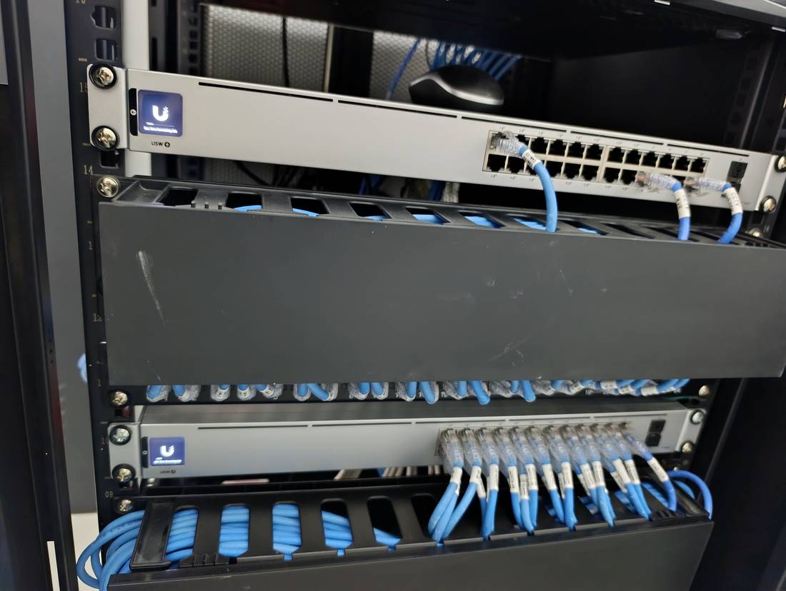 Rack con switches PoE y patch panel