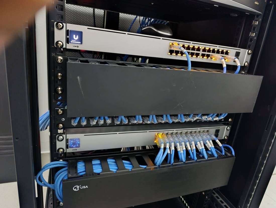 Rack de red ordenado con switches