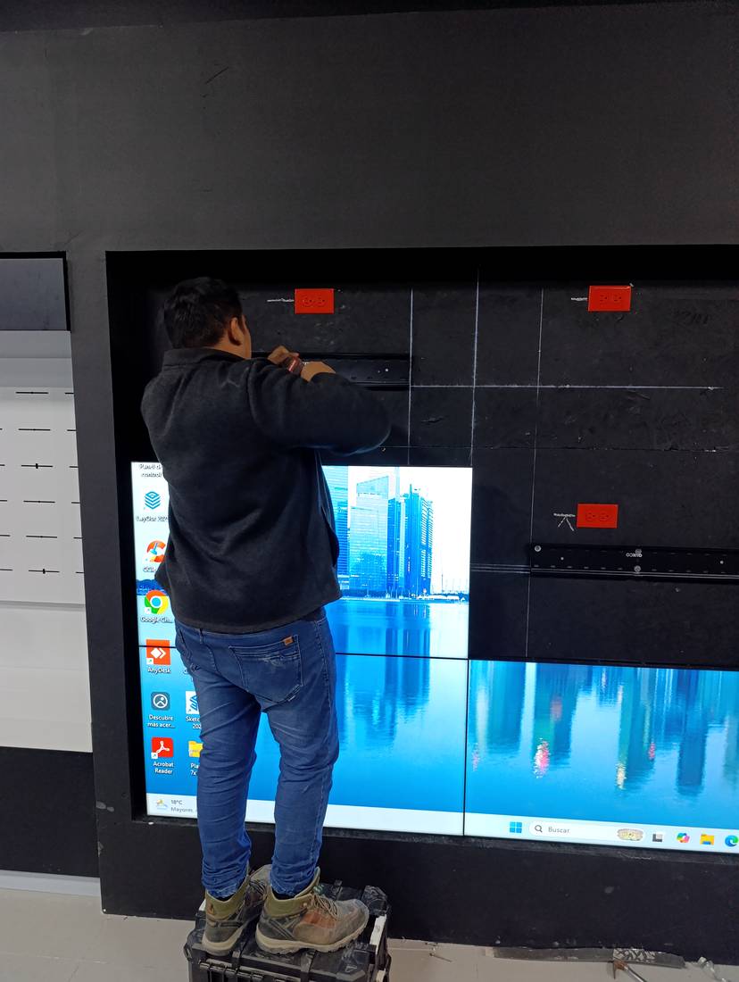 Técnico de MAEN montando pantallas de un videowall