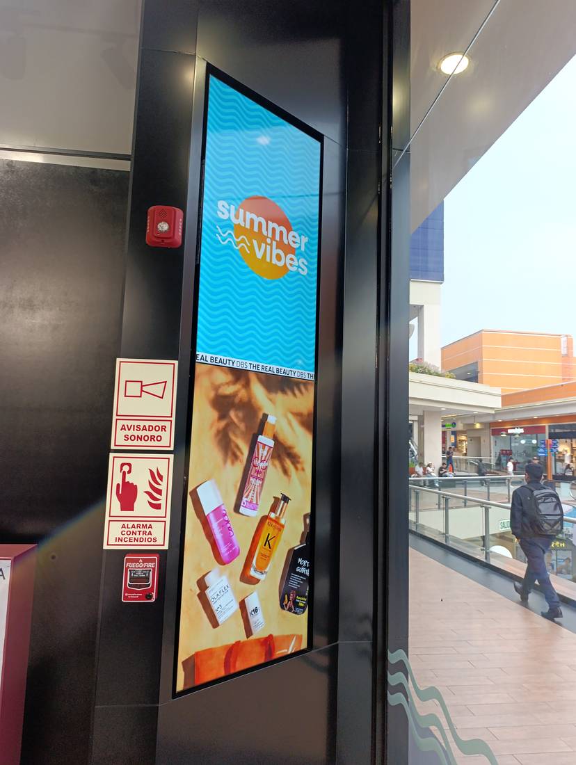 Pantalla vertical en centro comercial