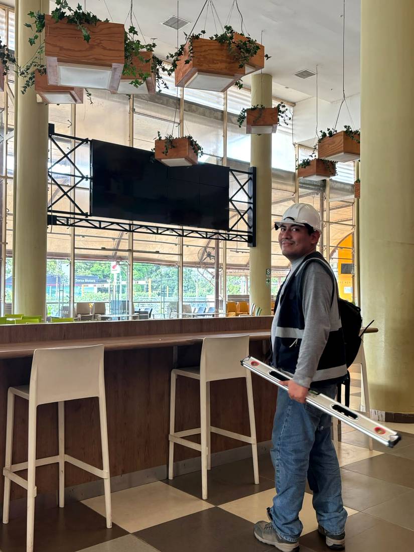 Técnico de MAEN verificando estructura de videowall